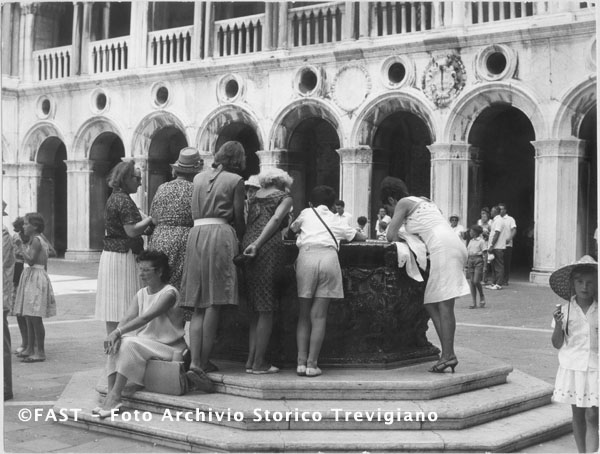 Venezia, turiste accanto al pozzo del Palazzo Ducale